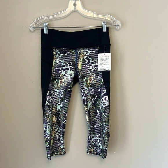 NWT Lululemon Run: Top Speed Crop Full-On Luxtreme
Floral Sport Blue Multi Black - Picture 1 of 12